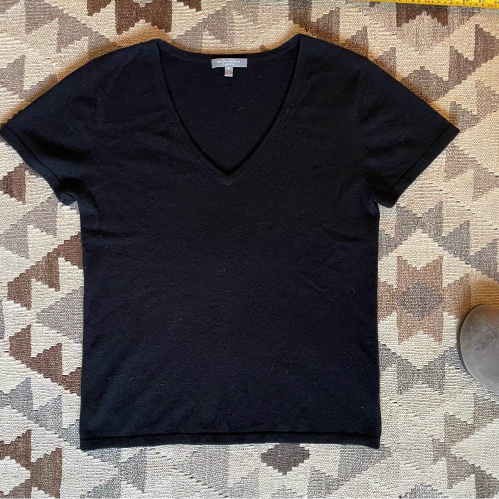 Neiman Marcus 100% Cashmere V Neck sweater